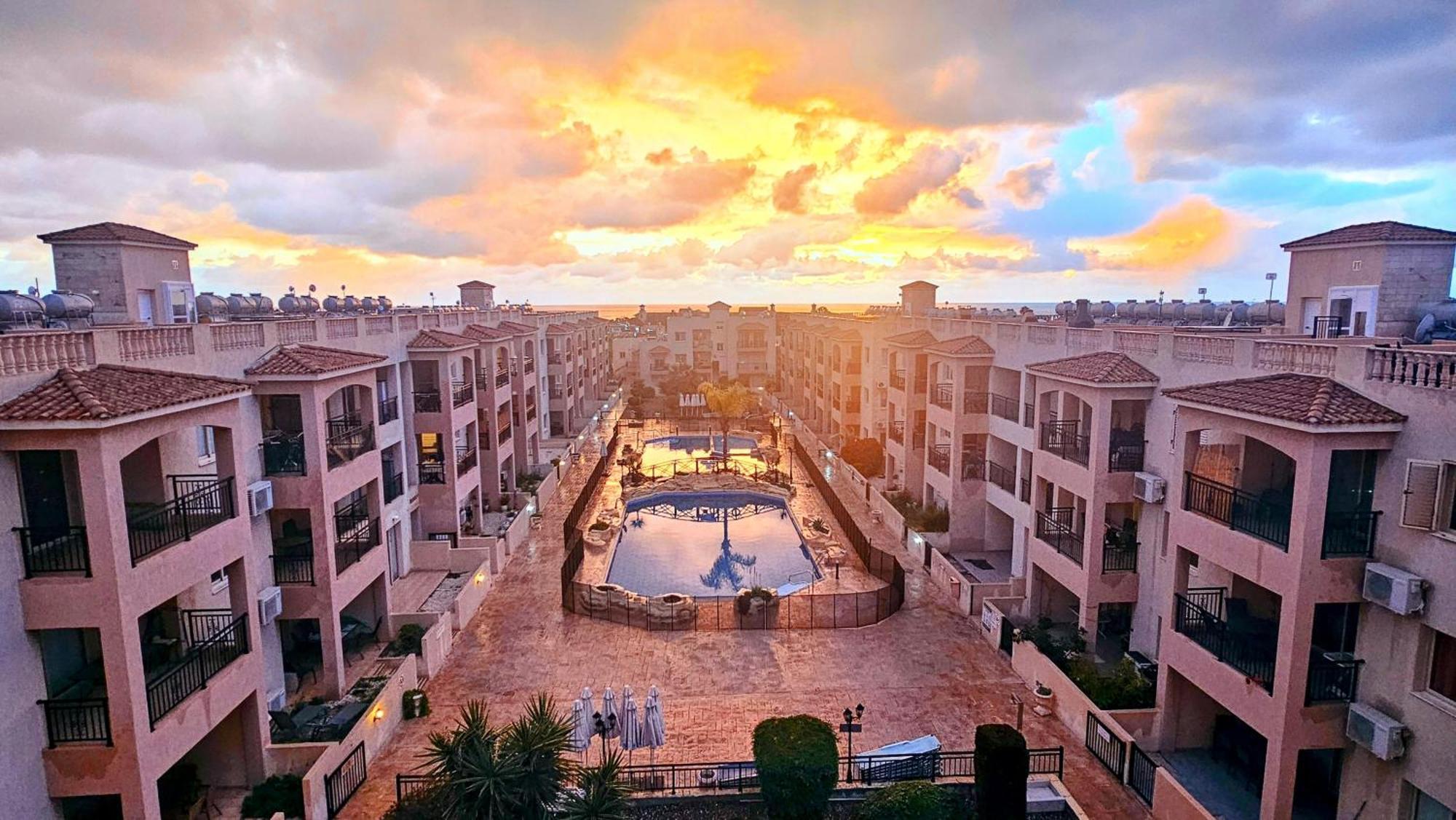 Royal-Seacrest Oasis, Pool-Side Lägenhet Paphos Exteriör bild