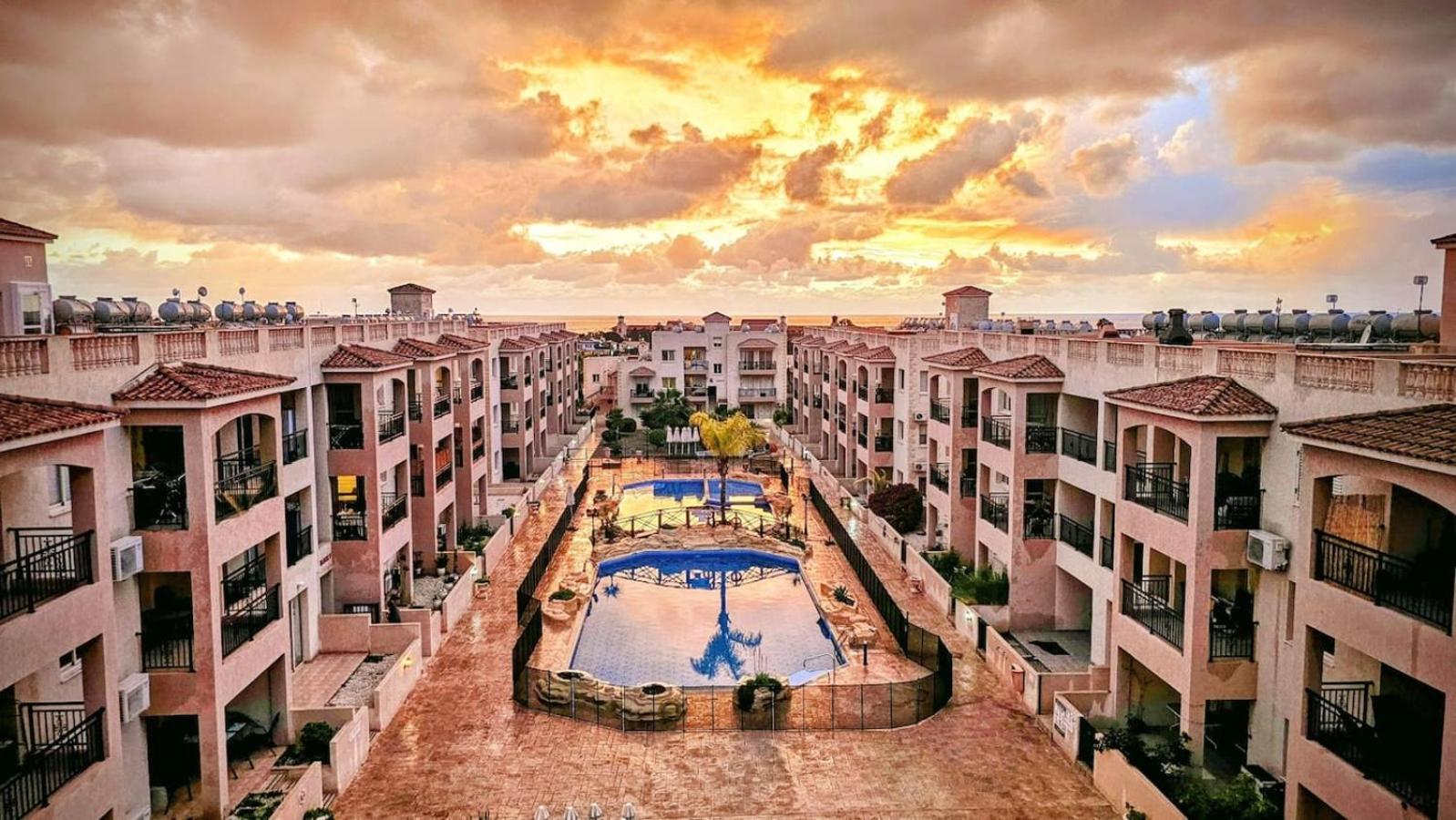 Royal-Seacrest Oasis, Pool-Side Lägenhet Paphos Exteriör bild