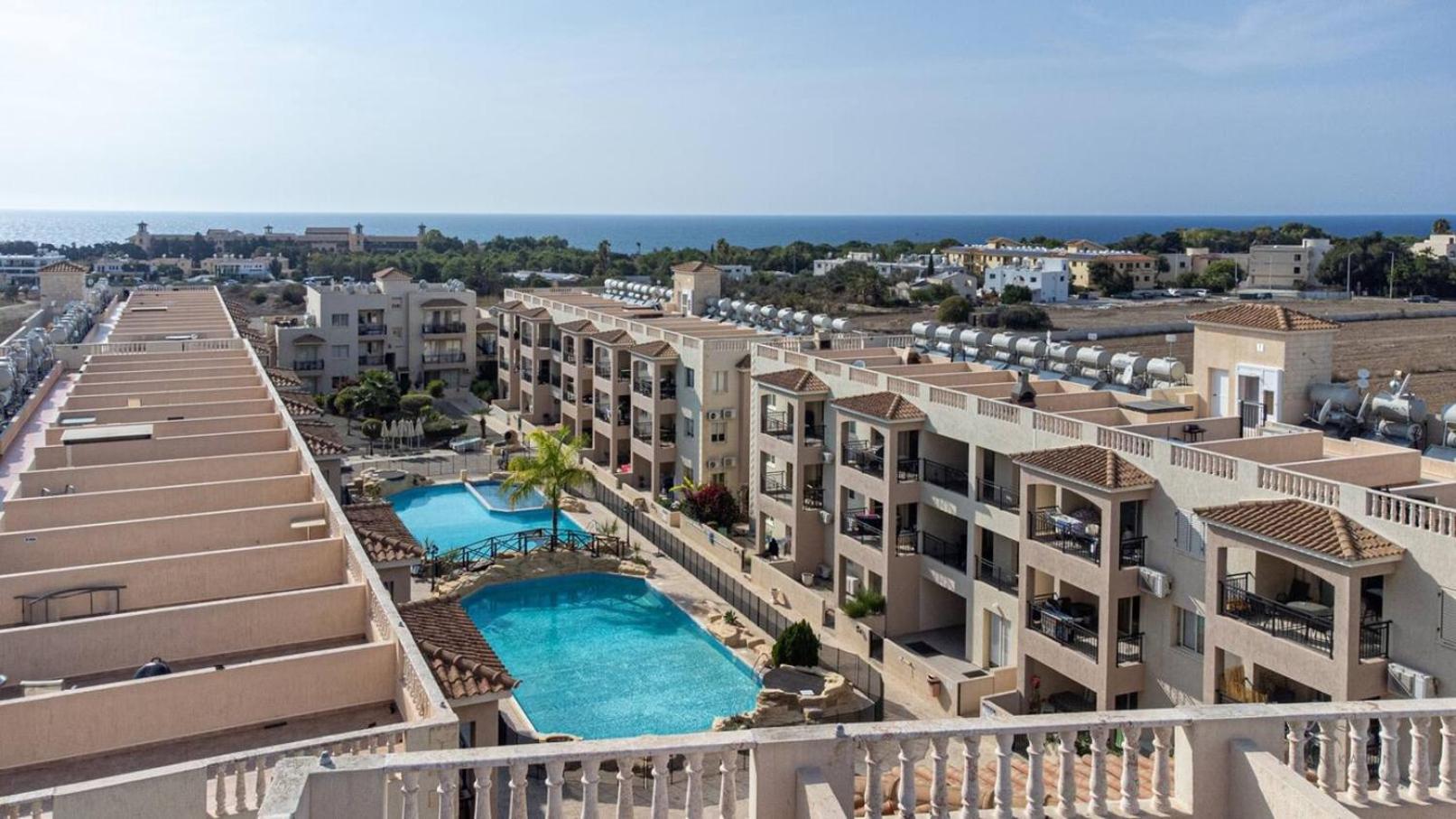 Royal-Seacrest Oasis, Pool-Side Lägenhet Paphos Exteriör bild