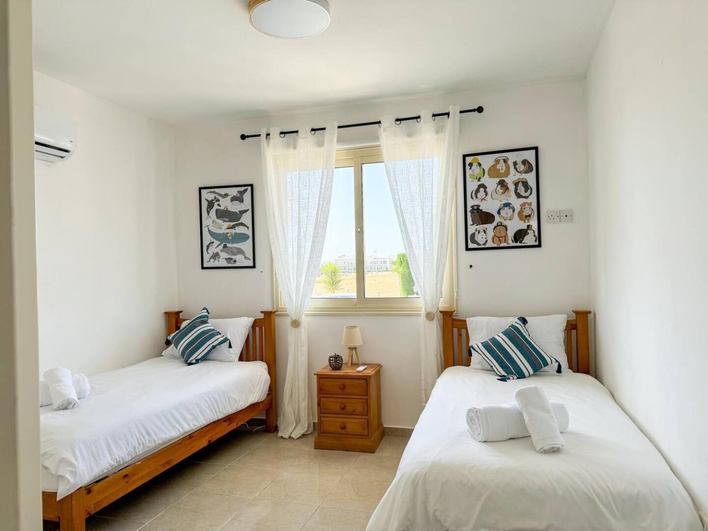 Royal-Seacrest Oasis, Pool-Side Lägenhet Paphos Exteriör bild