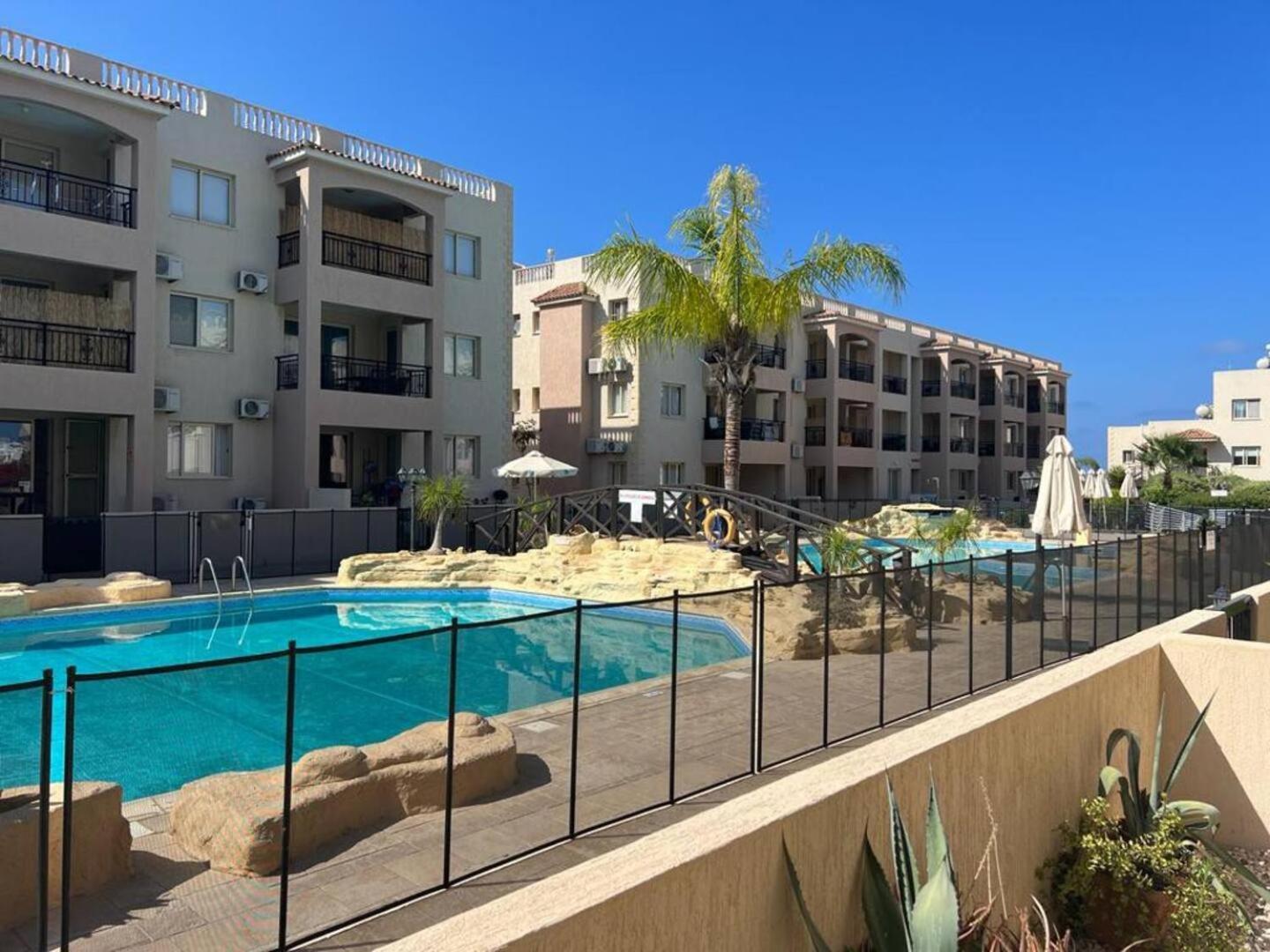 Royal-Seacrest Oasis, Pool-Side Lägenhet Paphos Exteriör bild